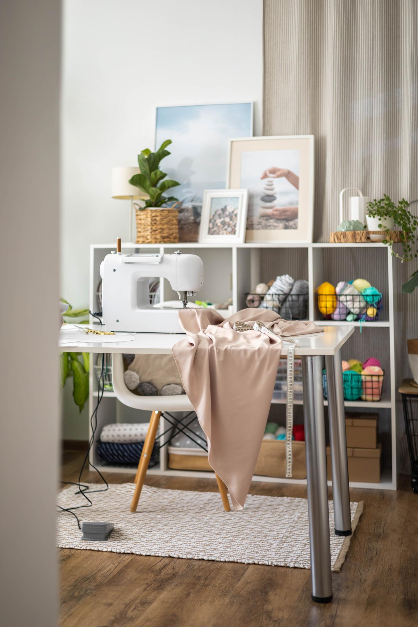 Interno atelier con macchina da cucire e telai